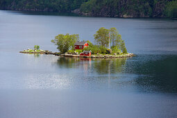 Insel mit rotem Haus im Lovrafjord bei Sand am RV 13, Provinz Rogaland, Vestlandet, Norwegen, Europa