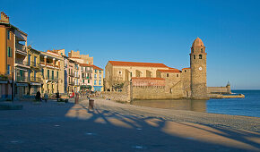 Ehemaliger Fischerhafen von Collioure mit Église Notre-Dame-des-Anges, Côte Vermeille, Mittelmeer, Dept. Pyrénées-Orientales, Roussillon, Frankreich, Europa