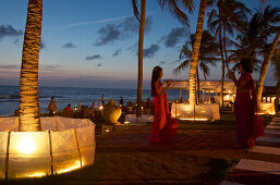 Besucher in der Poolside Bar and Terrace des Galle Face Hotel, Colombo, Sri Lanka