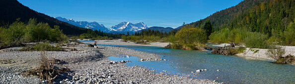 Isar zwischen Wallgau und Vorderriß, im Hintergrund Zugspitze, Alpspitze und Wettersteingebirge, Oberbayern, Bayern, Deutschland