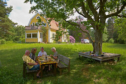 Lunch im Garten von Gunilla, Ewis Schwester, und ihrem Mann Jan in Västra Bodarne am Mjörn, Provinz Bohuslaen, Westküste, Schweden, Europa