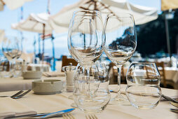 Nahaufnahme von Gläser am Tisch, Restaurant, Portofino, Provinz Genua, Riviera di Levante, Ligurien, Italien