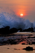 Brandung am Strand im Sonnenuntergang Jakarta, Java, Indonesien