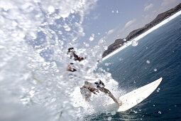 Surfer reitet eine Welle, Jakarta, Java, Indonesien