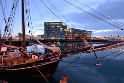 neues Konzerthaus Harpa mit Hafen im Abendlicht, Reykjavik, Island