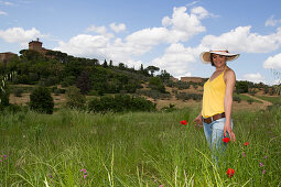 Mohnblumen am Fuße des Weingut Palazzo Massani, bei San Quirico d'Orcia, Toskana, Italien, Europa