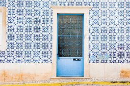 Mit Fliesen verzierte Hauswand, Algarve, Portugal