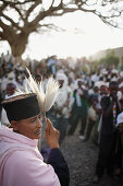 Gruppe Gläubiger an einem Versammlungsbaum, Priester mit Pferdehaarwedel im Vordergrund, Axum, Tigray Region, Äthiopien