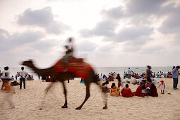 Besucher am Malpe Beach, Udipi, Karnataka, Indien