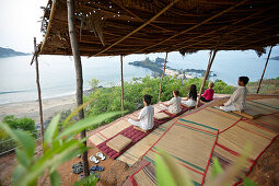Meditation vor Sonnenaufgang, Om Strand, SwaSwara Resort, Gokarna, Karnataka, Indien