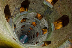 Blick nach unten, Pozzo di San Patrizio, Brunnen, Brunnenschacht, Wasserversorgung, 16.Jhd., Architektur, Auf- und Abgang als Doppelspirale, Treppe, Brücke, Wasser, Orvieto, Stadt, Provinz Terni, Umbrien, Italien, Europa