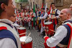 drummers, traditional medieval costume parade, city festival, tradition, Corso Camillo Benso Conte di Cavour, pedestrian area, old town, Orvieto, hilltop town, province of Terni, Umbria, Italy, Europe