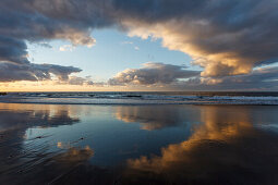 Wolken, Spiegelung, Sonnenuntergang, Atlantik, Strand von El Risco, Westküste, bei Agaete, Gran Canaria, Kanarische Inseln, Spanien, Europa