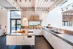 Offene Küche in einer Villa im Bauhausstil, Sauerland, Deutschland