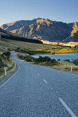 Strasse bei Lake Hawea, Makarora, Otago, Südinsel, Neuseeland