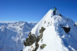 Frau steigt zum Gipfel des Äußeren Hocheck auf, Pflerschtal, Stubaier Alpen, Südtirol, Italien