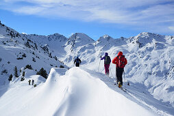 Skitourengeher steigen zum Regenfeldjoch auf, Langer Grund, Kitzbüheler Alpen, Tirol, Österreich