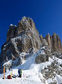 Back-country skiers in Cristallo wind gap, Cristallo, Dolomites, Belluno, Veneto, Italy