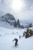 Skitourgeherin steigt zum Cima di Cece auf, Lagorai, Fleimstaler Alpen, Trentino, Italien