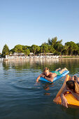 Paar auf Luftmatratzen in der Nähe vom Hotelstrand, Ekies All Senses Resort, Vourvourou, Sithonia, Chalkidiki, Griechenland