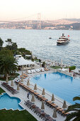 Blick über Hotelanlage mit Pool am Bosporus, Hotel Ciragan Palace Kempinski, Istanbul, Türkei