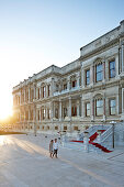 Paar beim einem Abendspaziergang, Hotel Ciragan Palace Kempinski, Istanbul, Türkei