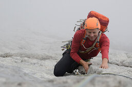 Kletterer in der Schlüsselseillänge der Detassis, Cima Brenta Alta, Dolomiten, Trentino, Italien