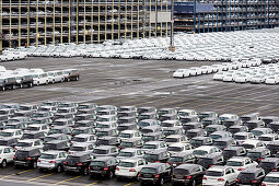 Neufahrzeuge verschiedener Hersteller auf einem Verladeparkplatz vor der Verschiffung in Bremerhaven, Deutschland