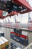 Beladen und Entladen des Containerschiffes CMA CGM Marco Polo im Container Terminal Burchardkai in Hamburg, Deutschland