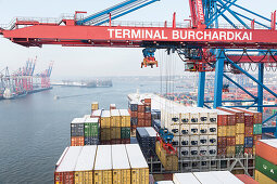 Be- und Entladen des Containerschiffes CMA CGM Marco Polo im Container Terminal Burchardkai, Hamburg, Deutschland
