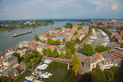 Blick vom Turm der Grote Kerk in Dordrecht auf den Wasserweg Oude Maas und die Altstadt, Provinz Südholland, Holland, Europa