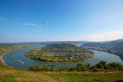 Paraglider and view from Gedeonseck to the loop of the river Rhine at Boppard, Mittelrhein, Middle Rhine, Rhineland-Palatinate, Germany, Europe