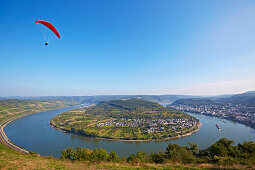 Paraglider and view from Gedeonseck to the loop of the river Rhine at Boppard, Mittelrhein, Middle Rhine, Rhineland-Palatinate, Germany, Europe