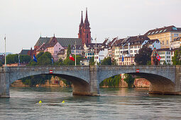 Blick über den Rhein zur Mittleren Brücke und dem Münster, Basel, Schweiz, Europa