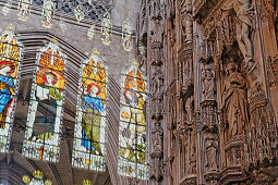 Reflektion der Glasfenster und Altar, Kathedrale von Winchester, Winchester, Hampshire, England, Grossbritannien