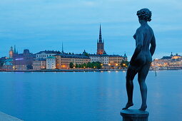 Bronzestatue Dansen im Rathauspark und Riddarholmen mit seinem markanten Kirchturm im Hintergrund, Stockholm, Schweden