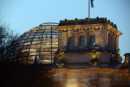 Kuppel vom Reichstag im Abendlicht, Berlin, Deutschland