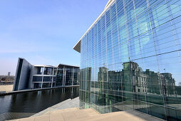 Regierungsviertel mit Spiegelung vom Reichstag, Berlin, Deutschland