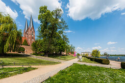Klosterkirche St. Trinitatis und Seepromenade in Neuruppin, Brandenburg, Deutschland