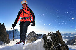 Bergsteiger am Kuffnergrat des Mont Maudit, Wind fegt Schneekristalle über den Grat, Mont Blanc-Gruppe, Frankreich