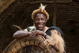 Zulumann (Medizinmann) lächelt in die Kamera, nahe Richards Bay, KwaZulu-Natal, Südafrika