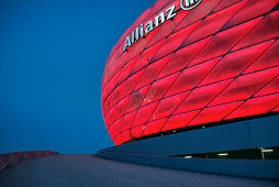 Allianz Arena bei Nacht, rote Beleuchtung, Fußball Stadion FC Bayern München, München, Bayern, Deutschland, Architekt Herzog und De Meuron