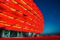 Allianz Arena bei Dämmerung, rote Beleuchtung, Fußball Stadion FC Bayern München, München, Bayern, Deutschland, Architekt Herzog und De Meuron