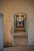 Korridor mit Gefängniszellen in der KZ Gedänkstätte Dachau, Großraum München, Bayern, Deutschland