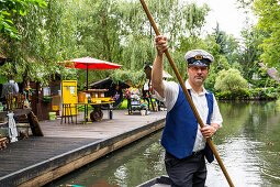 Fließ im Spreewald mit Touristenkahn, Kahnfährmann, Kahnführer, UNESCO Biosphärenreservat, Lehde, Lübbenau, Brandenburg, Deutschland