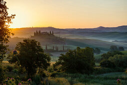 Landhaus und Zypressen bei Sonnenaufgang, bei San Quirico d'Orcia, Val d'Orcia, Provinz Siena, Toskana, Italien, UNESCO Welterbe