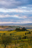Landhaus und Zypressen bei Sonnenaufgang, bei San Quirico d'Orcia, Val d'Orcia, Provinz Siena, Toskana, Italien, UNESCO Welterbe