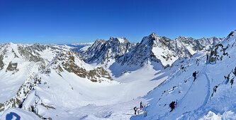 Skitourengeher steigen zum Längentaler Weißerkogel auf, Sellrain, Stubaier Alpen, Tirol, Österreich