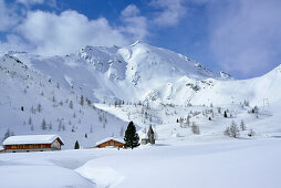 Almgebäude und Kapelle mit Pfaffennock im Hintergrund, Obere Gögealm, Fünfte Hornspitze, Ahrntal, Zillertaler Alpen, Südtirol, Italien