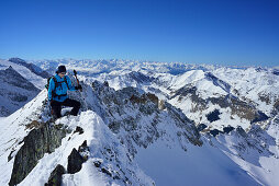 Frau auf Skitour steigt über Grat zur Zwerchwand auf, Zillertal, Zillertaler Alpen, Tirol, Österreich